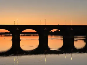 フリー写真 夕焼けと橋の風景