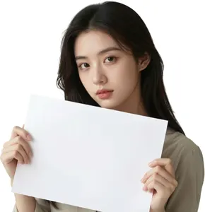 AI画像 白紙の紙を持つアジア人女性
