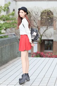 フリー写真 リュックを背負って立つポーラーハットを被った台湾人女性