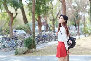 フリー写真 大学の駐輪場の前に立つ台湾人女性