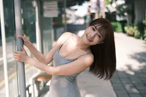 フリー写真 ポールに掴まって体を横に倒す台湾人女性