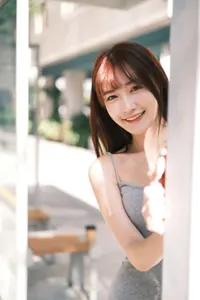 フリー写真 柱の側に立つ台湾人女性