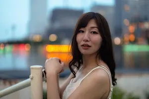 フリー写真 手すりの端をつかんで立つ日本人女性