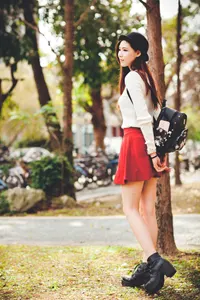 フリー写真 キャンバスの木の側に立つ台湾人女性