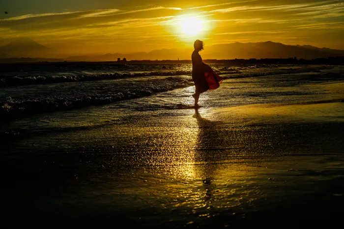 フリー写真, CC0 写真, 風景（写真）, 人と風景, 女性（写真）, 砂浜（ビーチ）, 海, 夕日（夕陽）, 夕方（夕暮れ）, 夕焼け, 日本, 神奈川県
