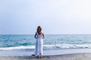 フリー写真 七里ヶ浜の海と女性の後ろ姿