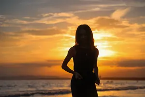 フリー写真 夕空と女性のシルエット