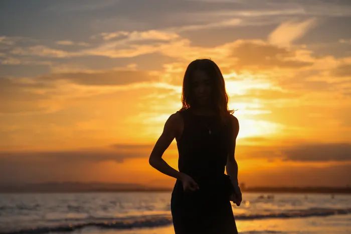 フリー写真, CC0 写真, 人と風景, 女性（写真）, 人物（シルエット）, 夕日（夕陽）, 夕方（夕暮れ）, 夕焼け