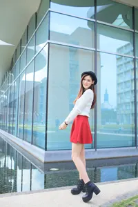 フリー写真 池の前に立つニットとミニスカ姿の台湾人女性
