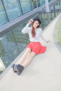 フリー写真 池の側に座ってウインクする台湾人女性