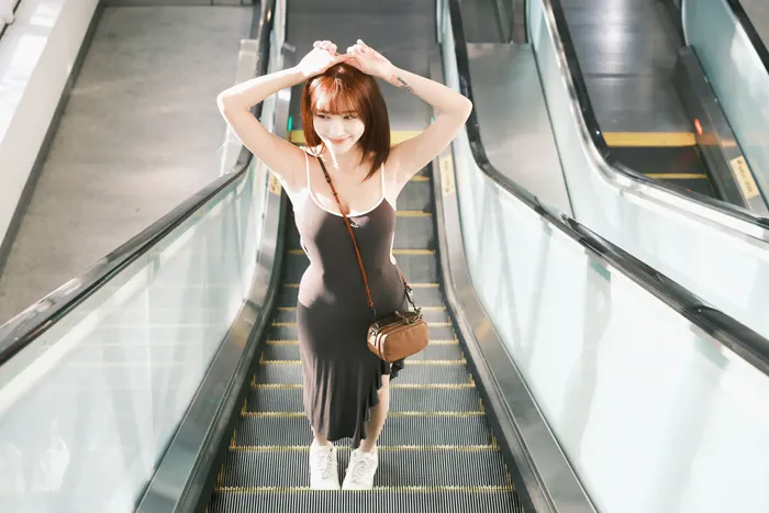フリー写真, 人物（写真）, 女性（写真）, アジア人女性, 若い女性, ポートレイト, シリーズ（1548）, 台湾人, ワンピース姿, 頭に手を当てる, エスカレーター, 全身（写真）